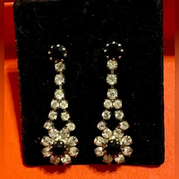 Mid Century MCM drop earrings in Victorian silver tone with white and black faux - Picture 2 of 6